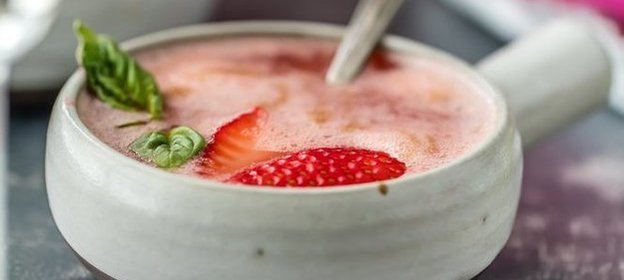 Клубничный десертный суп с шампанским