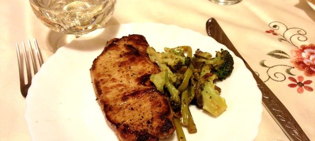 Маринованный стейк из свинины со спаржей