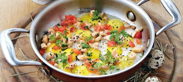 Яичница из перепелиных яиц с перепелкой