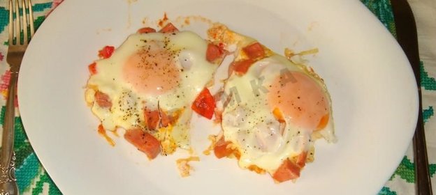 Яичница с помидорами и колбасой