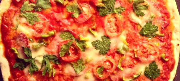 Пицца на красном соусе с говядиной