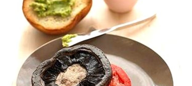 Бургеры с грибами и соусом из авокадо