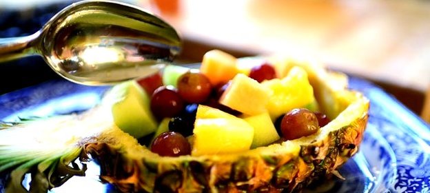 Ананасовые лодочки с фруктами