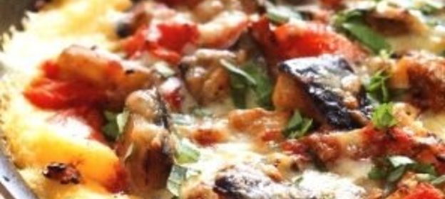 Полента с баклажанами в сковороде