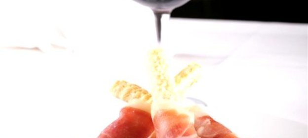 Пряные палочки с ветчиной и сыром