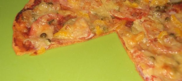 Пицца на тонком дрожжевом тесте с томатом