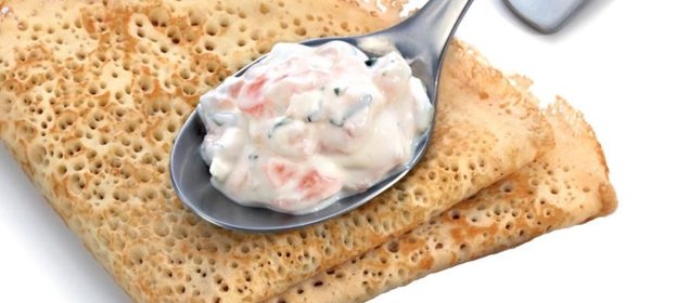 Сметанный соус с копченой форелью