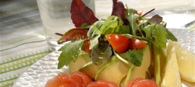 Салат из рукколы, мангольда и семги