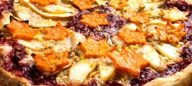 Пицца с грушей и сыром Горгонзолла