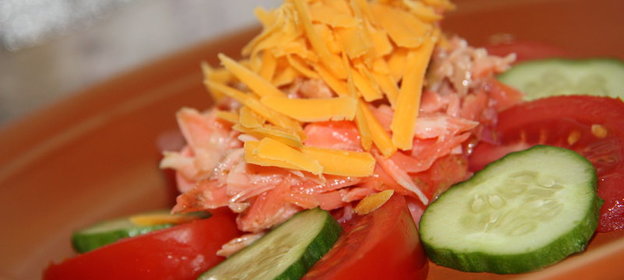 Теплый салат из маринованной форели и сыра чеддер