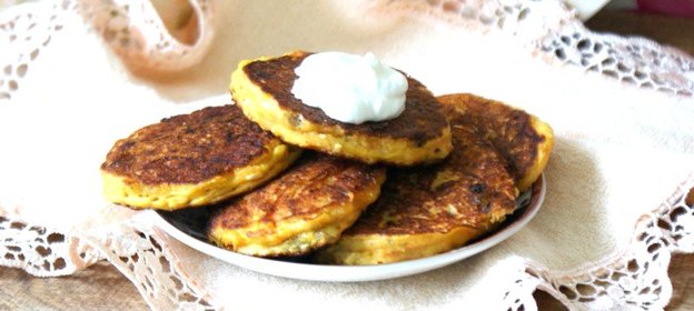 Овсяные оладьи с морковью и изюмом