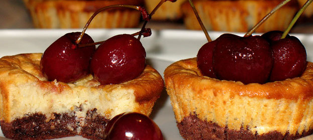 Маффины из йогурта с замаринованной в портвейне черешней