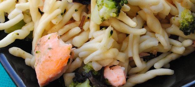 Паста с брокколи и лососем