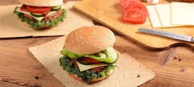 Бургер с говядиной и овощами