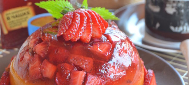 Персиковый желейный торт с клубникой и мюсли