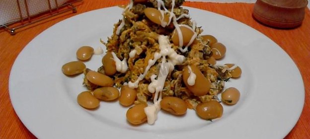 Салат с фасолью и печенью