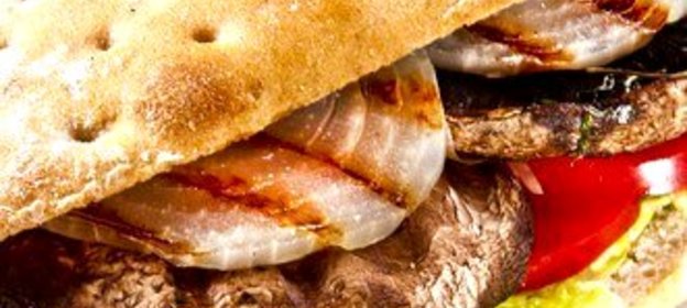 Бургеры на гриле с портобелло, розмарином и рукколой