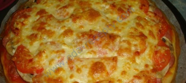 Пицца с колбасой и грибами и помидорами