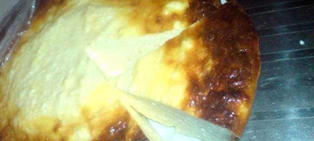 Творожная запеканка с изюмом и сметаной