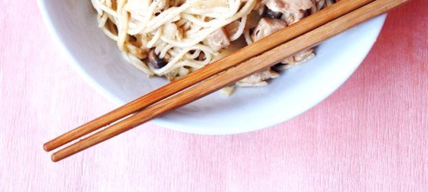 Яичная лапша с курицей и грибами