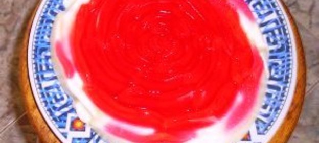 Творожный непечёный торт украшенный желе