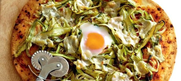 Пицца со спаржей, пармезаном и яйцом