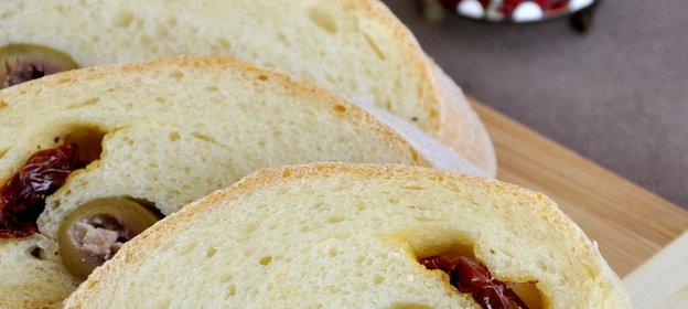 Хлеб из семолины с маслинами