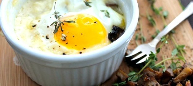 Печеная яичница с пармезаном и прованскими травами