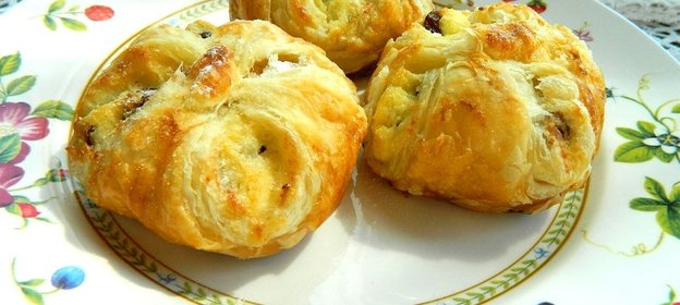 Слоеные булочки с творогом