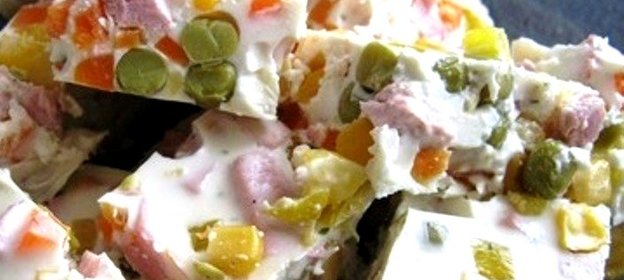 Желейный салат с яйцами и овощами