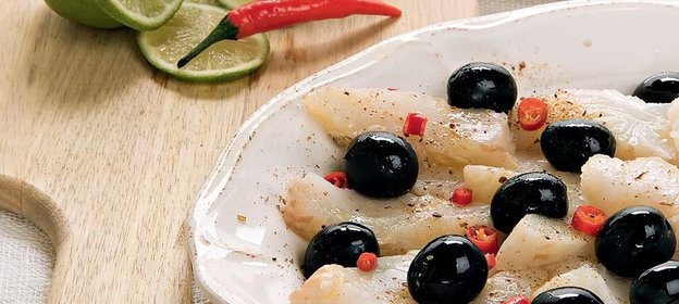 Соленая камбала с маслинами