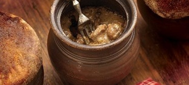 Говяжьи почки в сметане под хлебной ермолкой