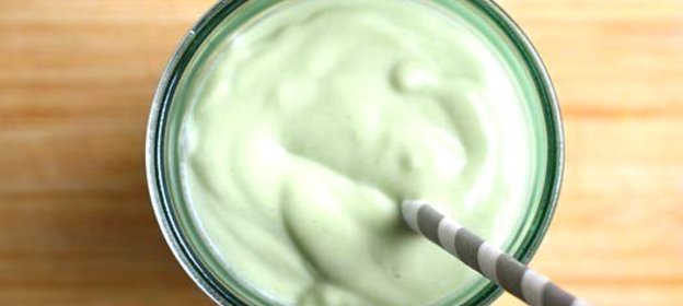 Густой утренний смузи с авокадо и кокосовым молоком