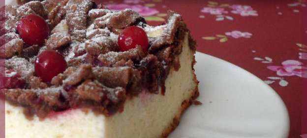 Творожная запеканка с ягодами и тёртым тестом