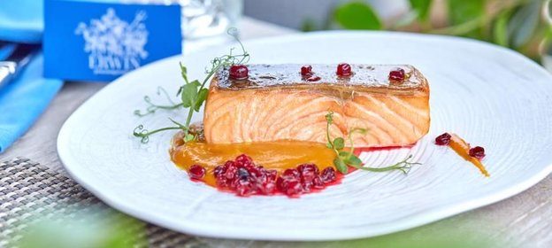 Стейк из семги с соусом из печеной тыквы и моченой брусники