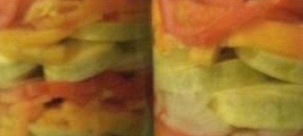 Смаженина с солеными огурцами