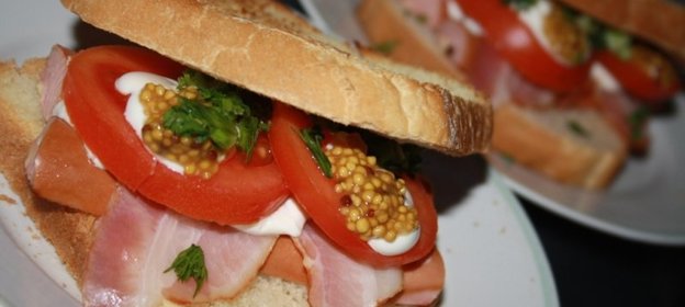 Бургеры с сосисками и беконом