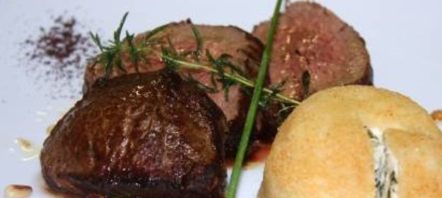 Ломтики говядины с гарниром из рикотты и шпината с ароматным кофе