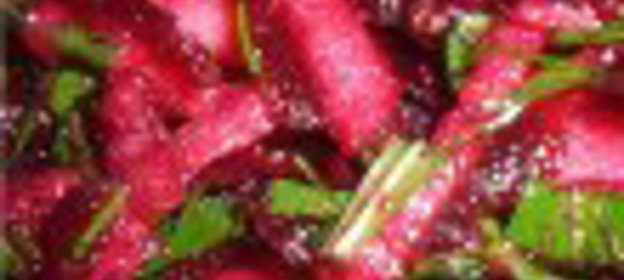 Отварная форель с каперсами и солеными огурчиками