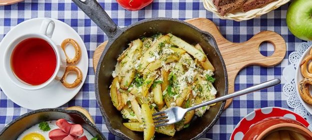 Болтунья с жареным картофелем и зеленью