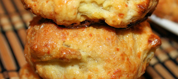 Яблочные булочки с сыром Чеддер