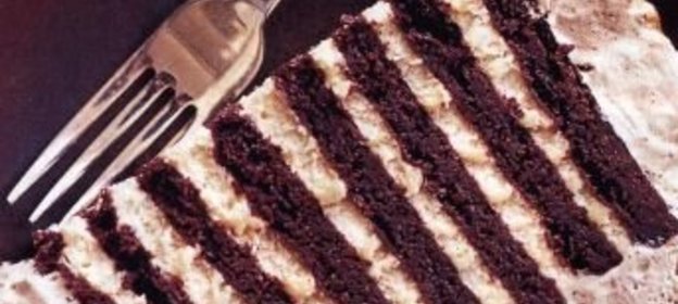 Пицца с сосисками и мясом под чесночно - ореховым соусом