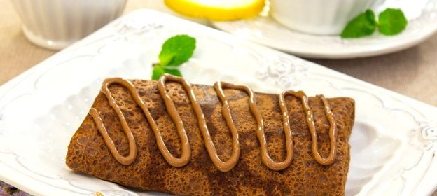 Шоколадные блинчики с бананами и орехами