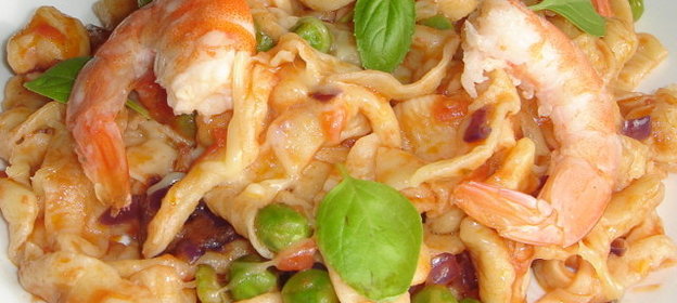 Яичная паста с зеленым горошком и креветками