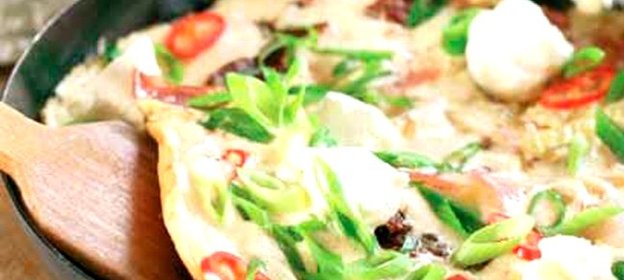 Яичница с шампиньонами, колбасками и сыром