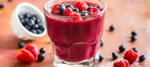 Ягодный смузи с бананом