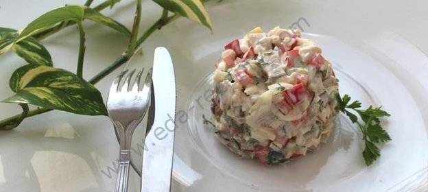 Рыбный салат с копченой скумбрией, солеными огурцами