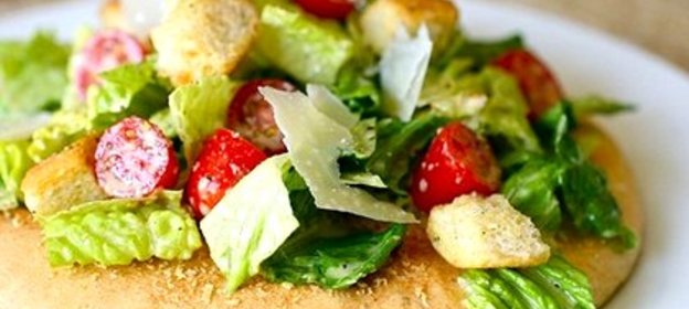 Салат Цезарь с черри