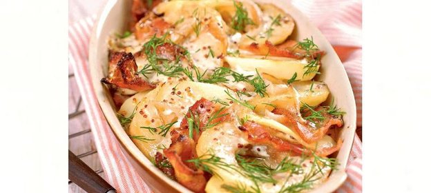 Картофельная запеканка с яблоками и беконом