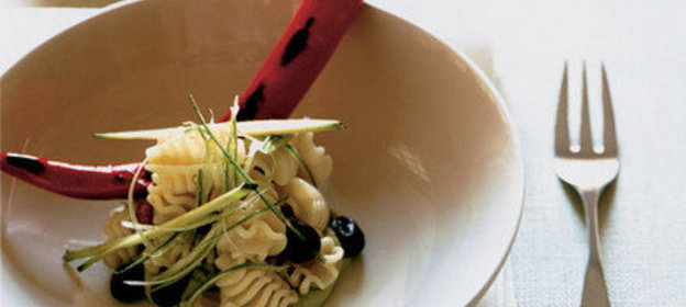 Паста с авокадо и черными оливками